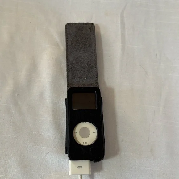 Apple iPod Mini 2GB Silver w Case & Charger Works